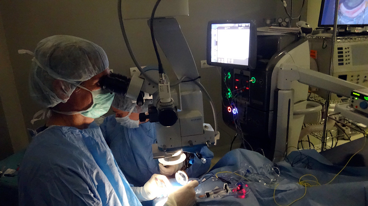 Cirugía desprendimiento retina Constellation