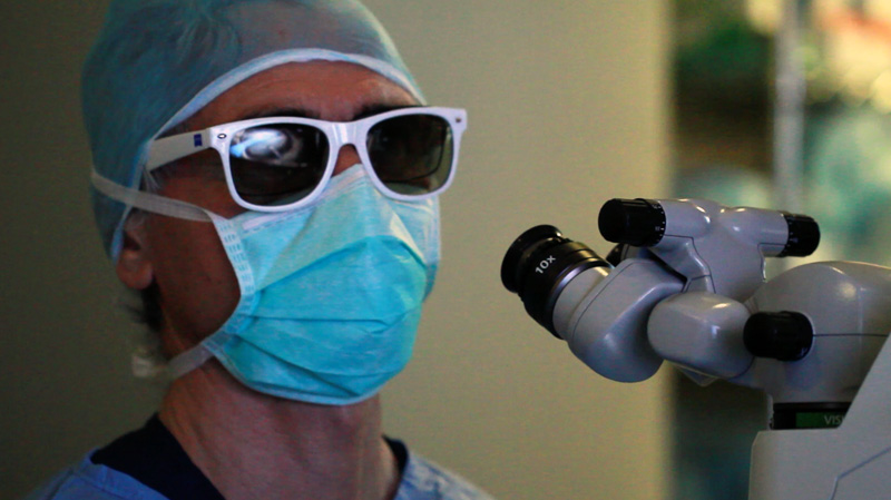 Las gafas especiales 3D mejoran la visión estereoscópica del cirujano