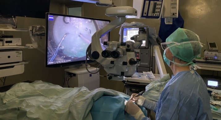 Operación de catarata en quirófano IVO con sistema 3D